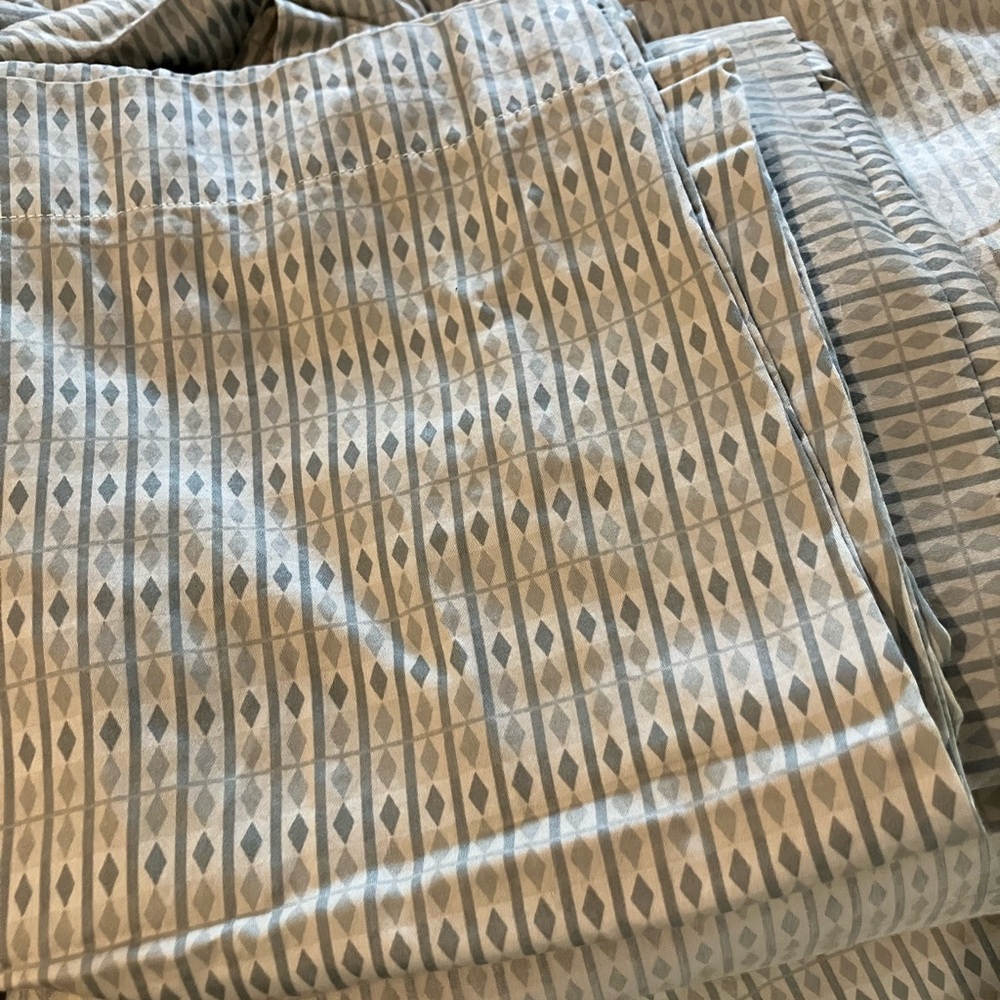 King sheet set: Calvin Klein, excellent, with 3 king pillowcases